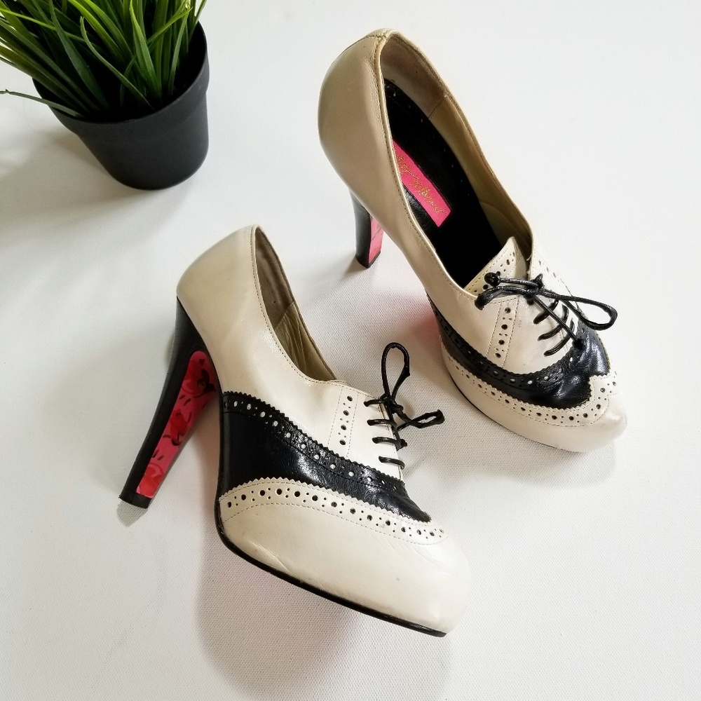 Vintage-Inspired Two-Tone Lace-Up Pumps in Cream and Black